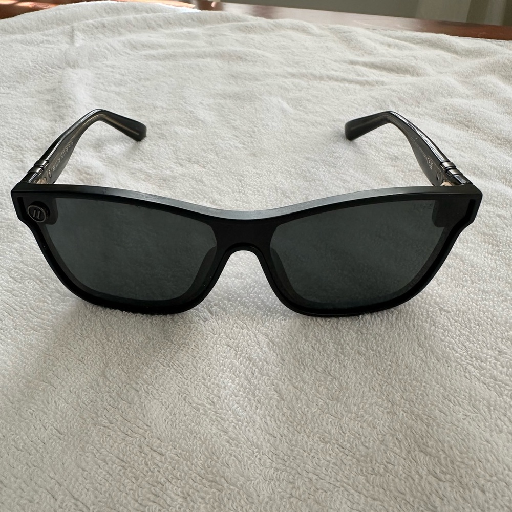 Blenders Black Polarized Sunglasses - Picture 3 of 5